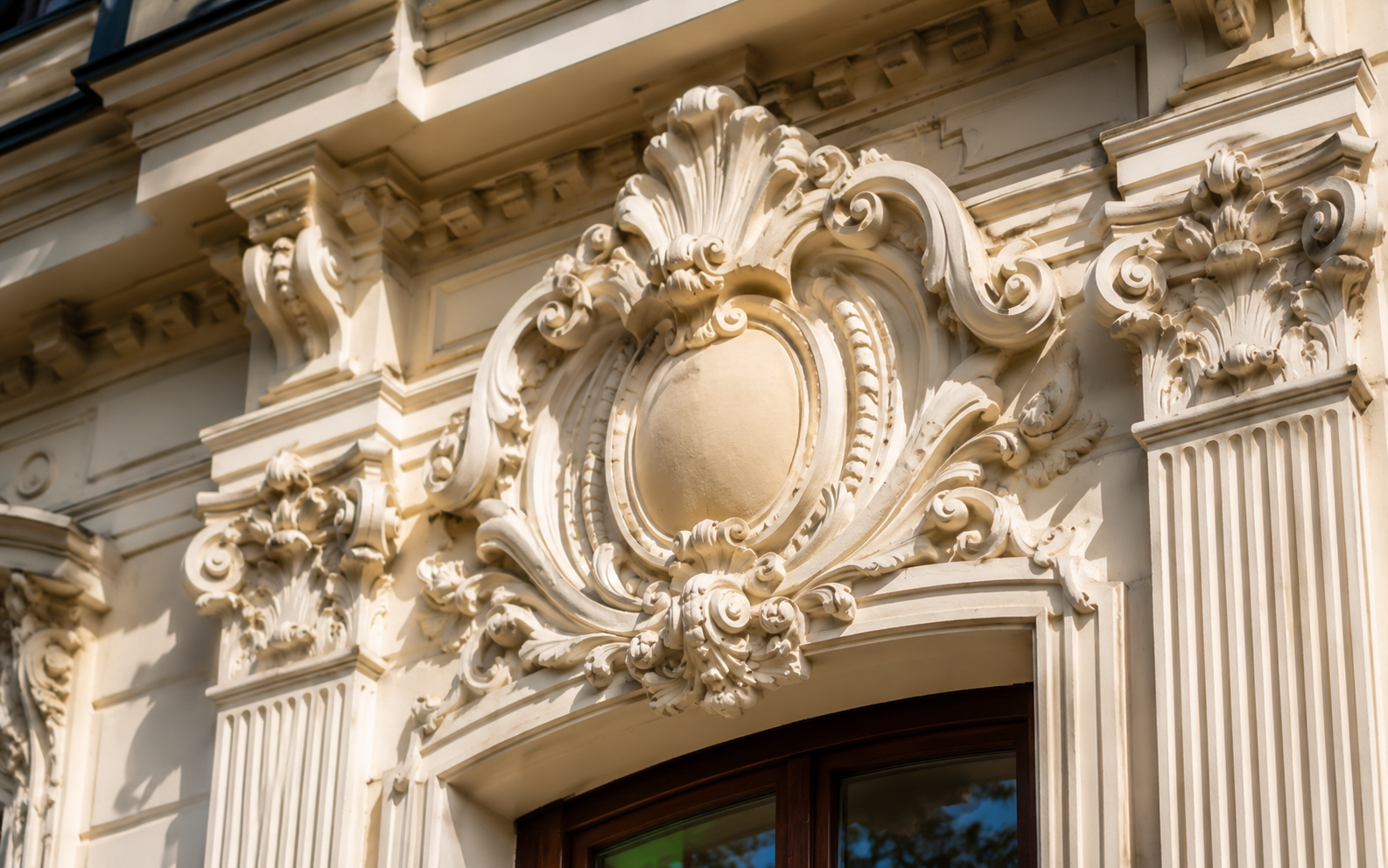 Restaurare ornamente fațadă clădire istorică București